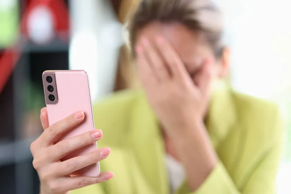 現代的なスマートフォンを手に持つ女性の手のクローズアップ 手で顔を覆う欲求不満な女性 ビデオコール 悪いニュースの概念 — ストック写真