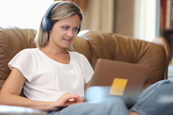 Portrait Smiling Woman Headphones Working Laptop Home Videochat Distance Work — Stock Photo, Image