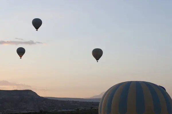 几个热气球在黄昏的天空中飞行 旅行和极端冒险的概念 — 图库照片