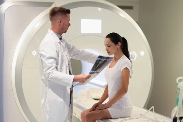 放射科医生检查了Mri的结果 并将他的手放在悲伤病人的肩上 带女病人和男医生的计算机断层扫描机 诊断疾病的概念 — 图库照片