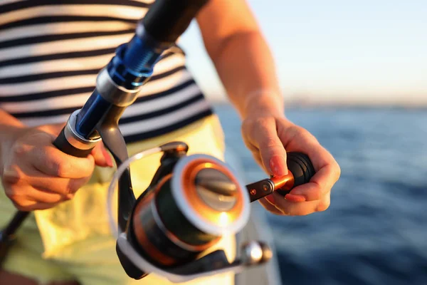 Fischerin Hält Angelrute Der Hand Meer Hintergrund Sonnenuntergangsfischen Hobby Und — Stockfoto