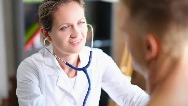 Kvinnlig Kardiolog Utför Läkarundersökning Sin Patient Läkarmottagningen Leende Läkare Undersöker — Stockfoto