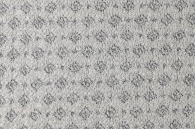 Geometrik süslemeli gri ve beyaz kumaş. Eşkenar dörtgen desenli tekstili kapat.