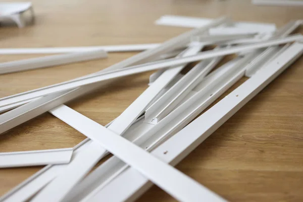 Многие Белые Пластиковые Кабели Прокладываются Деревянном Полу Концепция Ремонта Технического — стоковое фото