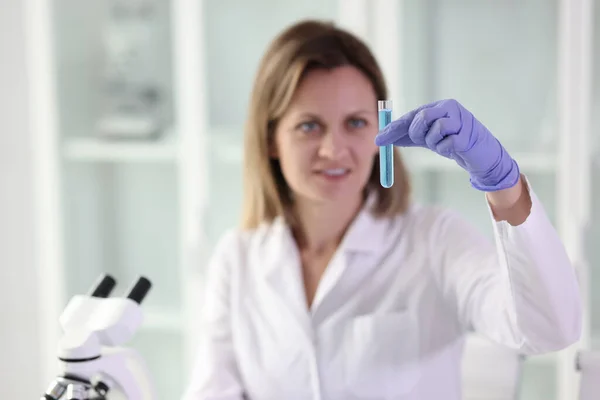 Kadın Bilim Adamı Elinde Sıvıyla Test Tüpüne Bakıyor Kimyasal Farmasötik — Stok fotoğraf