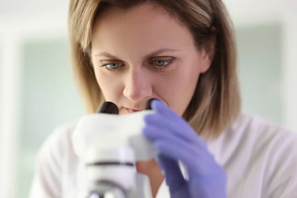 Gros Plan Scientifique Féminine Regarde Microscope Dans Laboratoire Recherche Concept — Photo