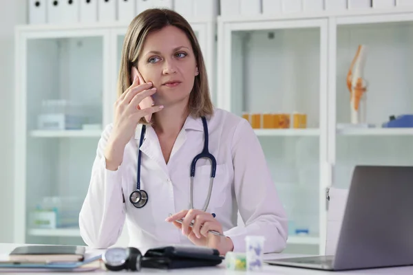 Ženský Doktor Volá Pacientce Když Sedí Stolu Lékařské Klinice Terapeut — Stock fotografie