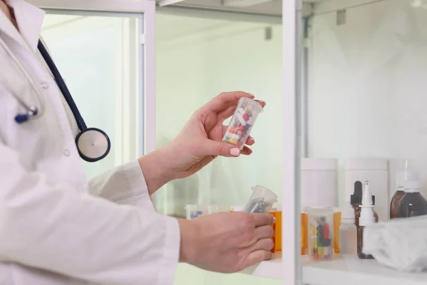 Arzt Stellt Tablettenschachtel Büro Ins Regal Apotheker Holt Medikamente Aus — Stockfoto