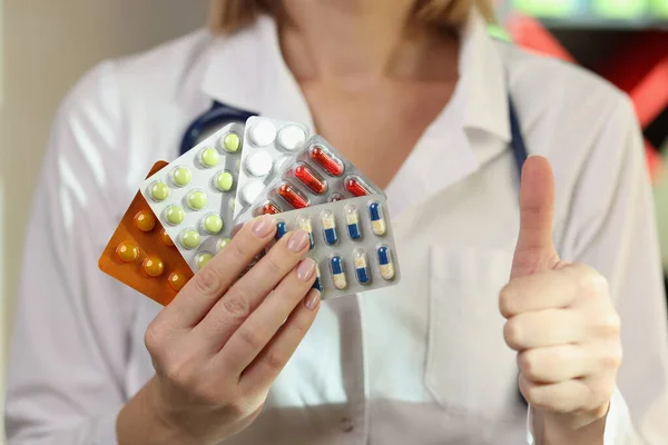 Apotheker Vrouw Met Medische Pillen Duim Omhoog Gebaar Keuze Van — Stockfoto