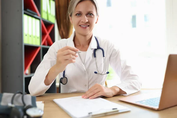 Feliz Doctora Que Trabaja Con Formularios Médicos Mira Cámara Enfermera — Foto de Stock