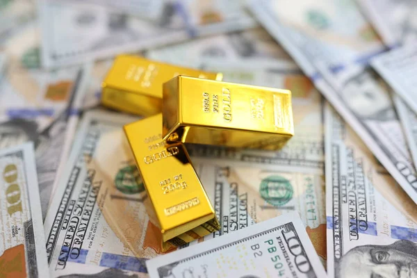 Tre Lingotti Oro Sullo Sfondo Noi Dollari Banconote Vicino Successo — Foto Stock