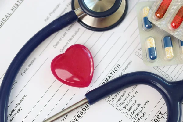 Coeur Rouge Stéthoscope Pilules Sur Feuille Antécédents Médicaux Des Patients — Photo