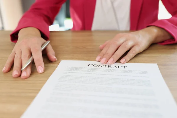 Деловая Женщина Предлагает Подписать Контракт Сидя Столом Ручкой Руке Подписание — стоковое фото