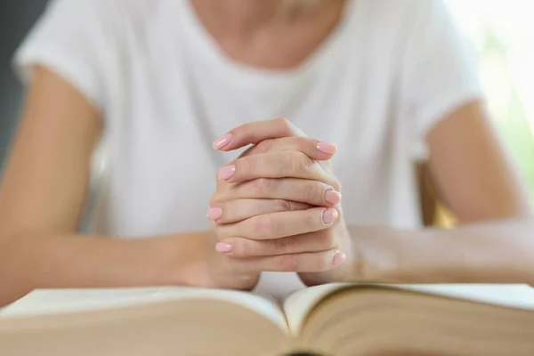 Close Van Vrouwelijke Handen Open Boek Religie Hoop Gebed Concept — Stockfoto