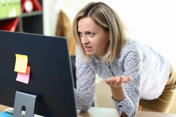 Surprised Female Manager Stands Her Working Desk Looks Computer Screen — Stock Photo, Image