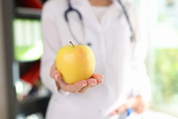 Ripe Yellow Apple Hand Female Nutritionist Healthy Eating Concept Dietologist — Stock Photo, Image