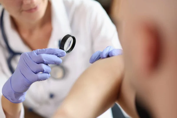 Dermatóloga Que Examina Piel Del Paciente Con Lupa Consulta Hospital —  Fotos de Stock
