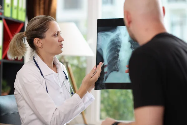 Doctora Muestra Una Radiografía Paciente Mientras Está Pie Oficina Del — Foto de Stock