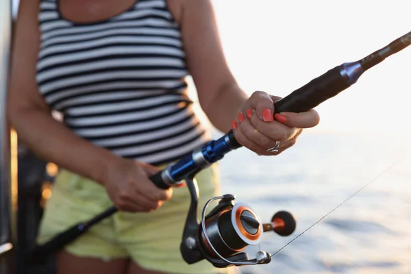 手に回転棒を持っている漁師のクローズアップ 漁業活動及び漁具の概念 — ストック写真