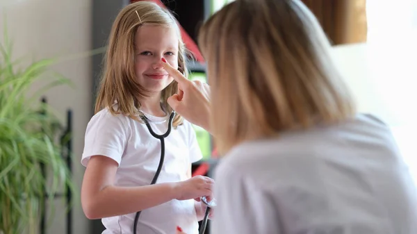 Hausarzt Berührt Nase Einer Schülerin Mit Stethoskop Kinderärztin Spielt Mit — Stockfoto