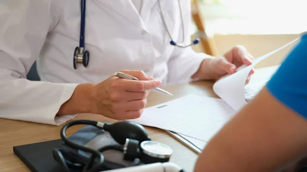 Γιατρός Κρατάει Σημειώσεις Στο Έγγραφο Κάθεται Στο Τραπέζι Τον Ασθενή — Φωτογραφία Αρχείου
