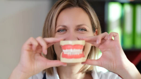 Dentist Holds Jaws Artificial Teeth Front Her Mouth Stomatology Dental — Stock Photo, Image