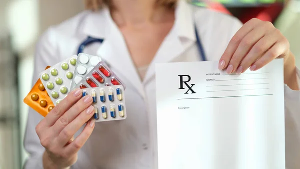 Gyógyszerész Receptre Kapható Papírt Egy Csomó Gyógyszert Tart Kezében Megfelelő — Stock Fotó