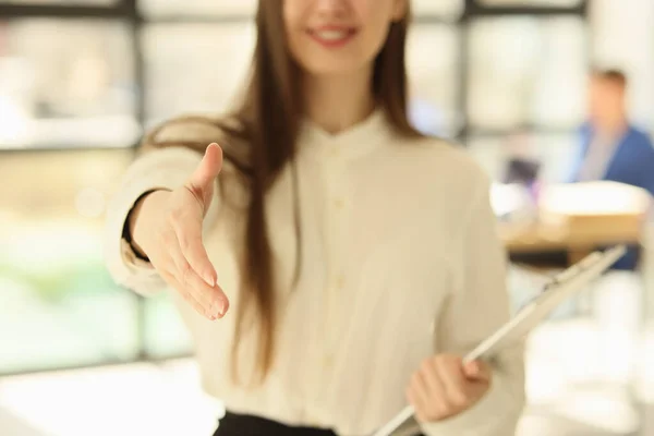 Une Jeune Femme Manager Offre Main Pour Une Poignée Main — Photo