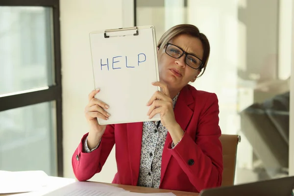 Manager Woman Showing Paper Word Help While Sitting Her Desk — Stock Photo, Image