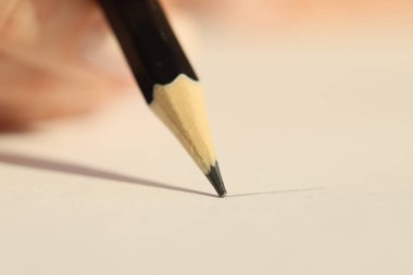 Kağıt üzerinde siyah kalem çizgisi, yakın çekim alanı sığ. Çalışma, çizim ve yaratıcılık kavramı.