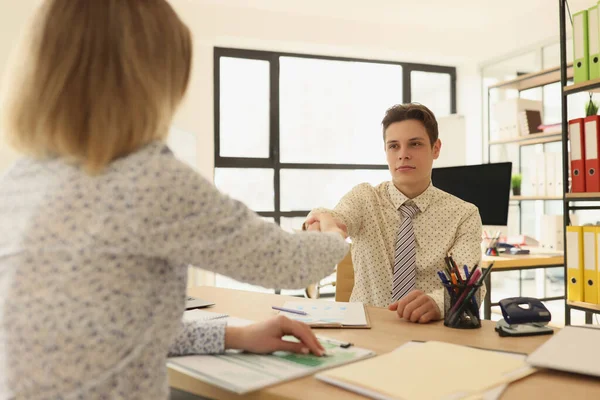 男と女のマネージャーがオフィスで握手 協力と合意の概念 — ストック写真