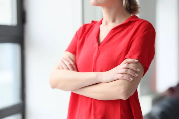 Gehakt Beeld Van Vrouw Rood Shirt Bij Het Raam Vrouwelijke — Stockfoto