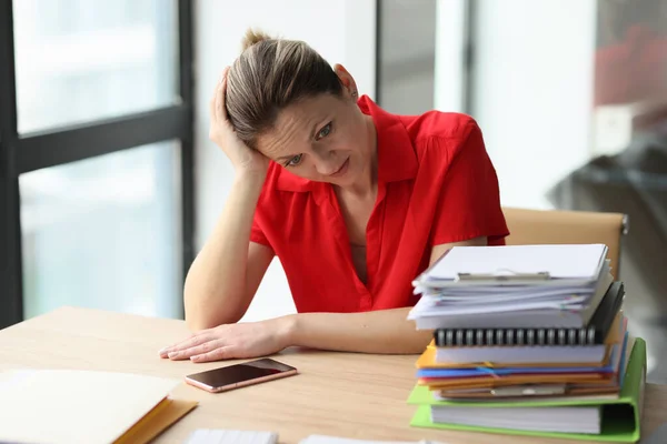 Müde Büroleiterin Betrachtet Stapel Von Dokumenten Auf Ihrem Schreibtisch Deadline — Stockfoto