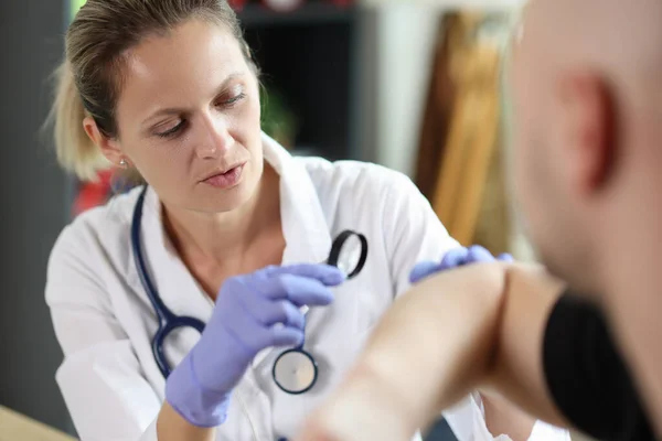 Dermatolog Genomför Läkarundersökning Huden Hos Manliga Patienter Med Förstoringsglas Kliniken — Stockfoto