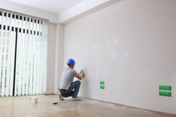 Travailleur Dans Mur Plâtre Chapeau Dur Avant Peinture Réparation Murale — Photo