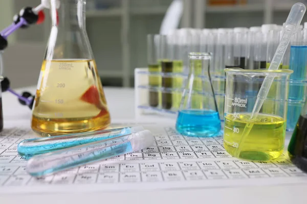Дослідницька Лабораторія Скляного Посуду Реагентами Періодичній Таблиці Хімічних Елементів Концепція — стокове фото