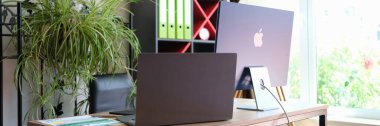 Tiflis, Gürcistan - 24 Mayıs 2022: Modern modern ofis ve ipad monitörü Yeni iMac Mi kavramı. Pazarlamacıların iş adamları