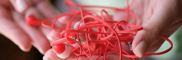 Primer Plano Mujer Sosteniendo Auriculares Enredados Rojos Lío Auriculares Equipos —  Fotos de Stock