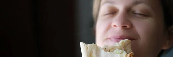 Portrait Young Woman Eating Tasty Shawarma Yummy Snack Street Food — Foto Stock