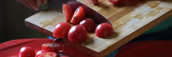 Großaufnahme Einer Frau Die Tomaten Auf Einem Holzbrett Schneidet Und — Stockfoto