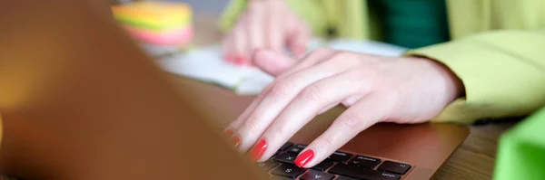 Kobiece Ręce Pracują Klawiaturze Laptopa Biurze Praca Informatyk Specjalista Dziennikarz — Zdjęcie stockowe