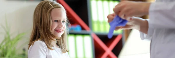Ärztin Und Kind Ziehen Medizinische Handschuhe Klinik Kinderarzt Konzept — Stockfoto
