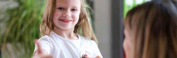 Arzt Hört Kind Mit Stethoskop Mädchen Hält Daumen Hoch Hochwertige — Stockfoto