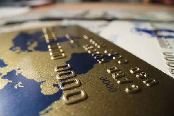 번호와 소유주의 이름이 카드가 은행에서 거래를 발행하는 — 스톡 사진