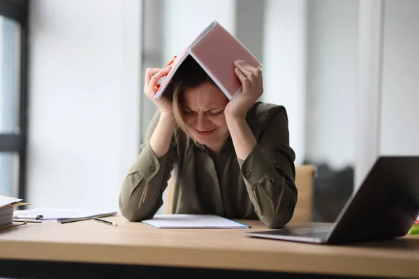 Kadın Başını Kitapla Örtüyor Yorgun Güçsüz Hissediyor Kadın Çalışan Laptopun — Stok fotoğraf