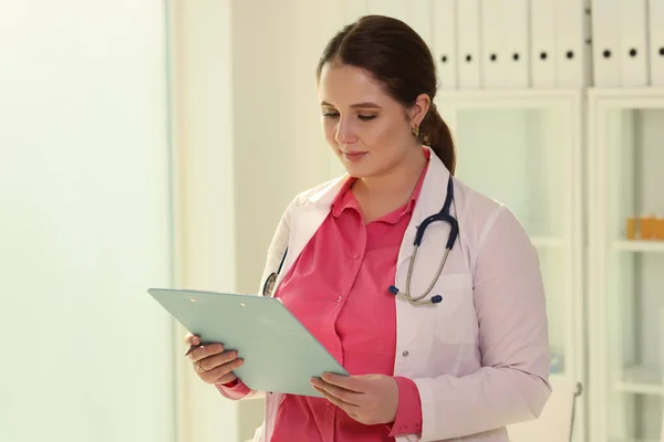 Kvinnlig Läkare Med Stetoskop Kontrollerar Behandlingsplan För Patienten Urklipp Brunett — Stockfoto