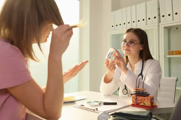 Tricóloga Femenina Prescribe Vitaminas Para Que Paciente Pueda Manejar Caída — Foto de Stock
