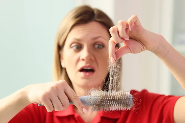 Bang Blonde Vrouw Verzamelt Gevallen Haar Verstrikt Haarborstel Vrouwelijke Persoon — Stockfoto