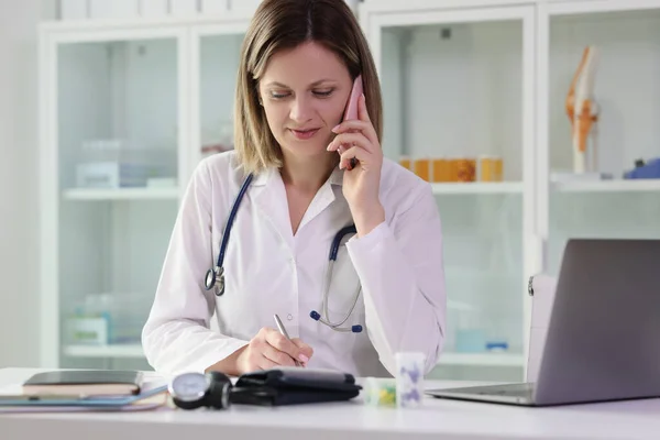 Γυναίκα Γιατρός Κάνει Τηλεφωνική Κλήση Ασθενή Για Δώσει Απευθείας Σύνδεση — Φωτογραφία Αρχείου