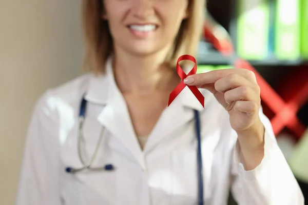 Läkaren Visar Rött Band Som Worlds Aids Day Symbol Sjukhuset — Stockfoto